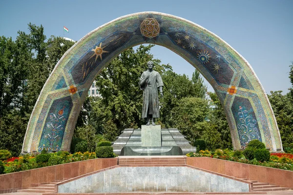 Dushanbe Tagikistan Circa Settembre 2019 Statua Del Famoso Poeta Persiano — Foto Stock