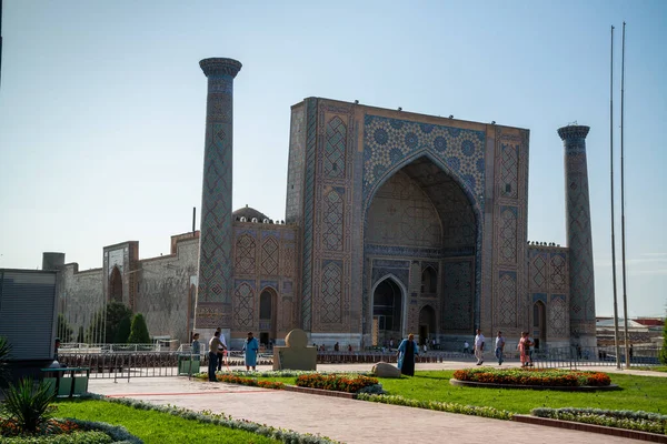 Samarkand Uzbekistan Circa September 2019 Registan Square Sunny Day — стокове фото