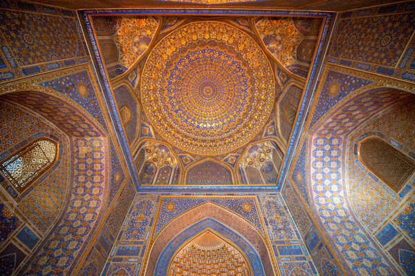 Самарканд, Узбекистан, Цирка Сентябрь 2019 года Интерьер мечети в медресе Тилла-Кари на площади Регистан, Самарканд, Узбекистан
