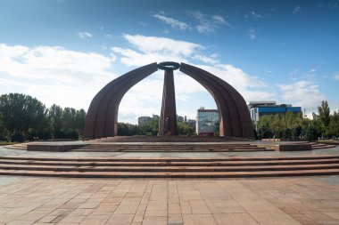 Bişkek, Kırgızistan, 2019 yılı dolaylarında: Kırgızistan, Bişkek 'in başkentinde zafer meydanı
