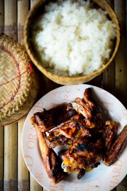 Bir tost ve yapışkan pirinç ızgara tavuk.