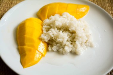 Mango ve yapışkan pirinç