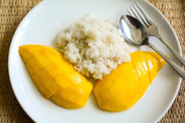 Mango ve yapışkan pirinç
