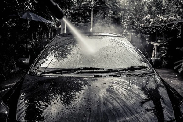 Letnia myjnia. Czyszczenie samochodu przy użyciu wody pod wysokim ciśnieniem. Zdjęcie Stockowe