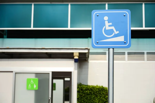 Signalisation d'accès en fauteuil roulant, toilettes publiques pour personnes handicapées — Photo