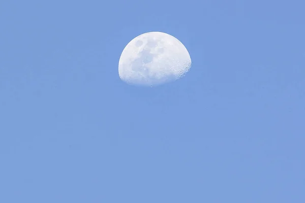 Media luna durante el día —  Fotos de Stock