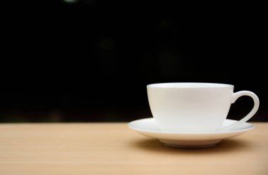 ahşap table.black zemin üzerine kahve fincanı