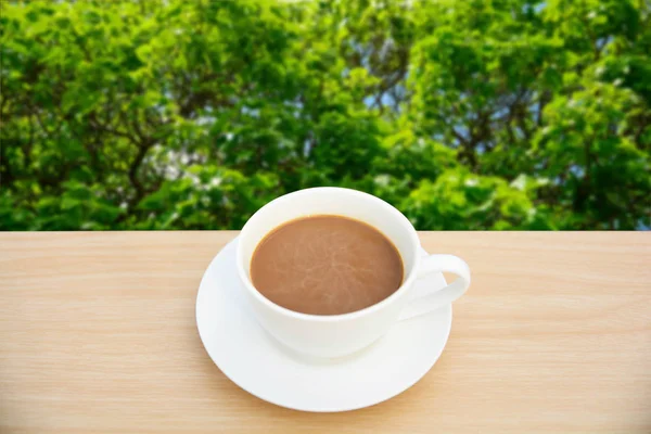 Xícara de café na mesa de madeira.Topo vista natureza fundos — Fotografia de Stock