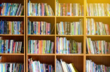 Okulda Kütüphane odasında bulanık bookshelf.