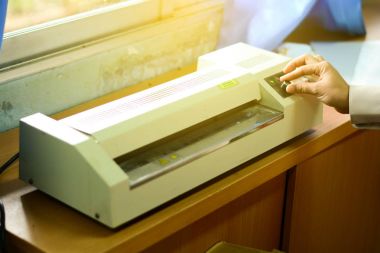 Belge laminasyon makinesi eğitim okulda seçmeli focu