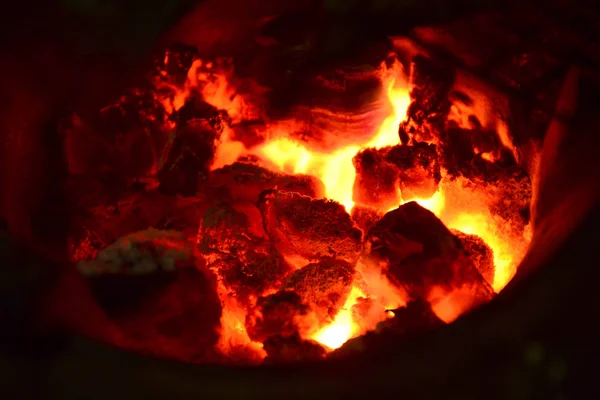 窯の上で火を焼く。選択的フォーカス. — ストック写真