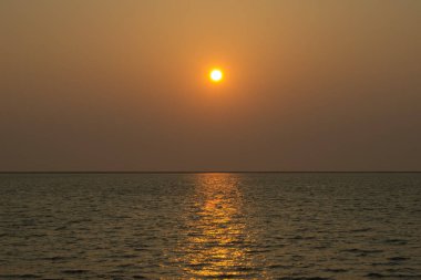 Güneş batarken denizin üzerinde