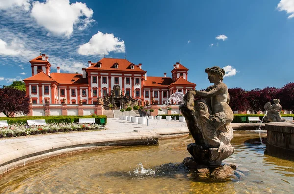 Closer view to fountain in front of Troja Palace, Prague, Czech Republic — Stock Photo, Image