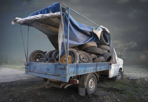 Piccolo Camion Usurato Con Pneumatici Usati Sotto Telone — Foto Stock