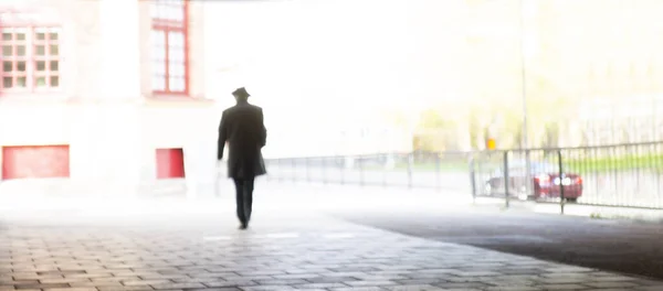 Spärliches Bild Eines Eleganten Mannes Mit Hut Verschwommener Bewegung Der — Stockfoto