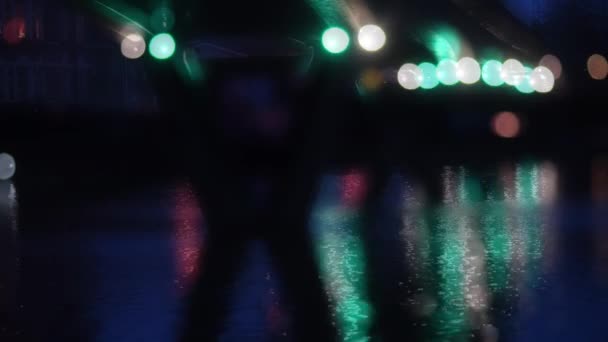 Reflexão Desfocada Luzes Água Sob Ponte Cidade Noite — Vídeo de Stock