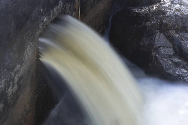 Potente Agua Saliendo Agujero Una Presa Hormigón — Foto de Stock