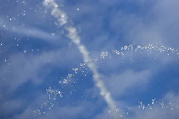 Фоновое Остроумие Брызгающее Водой Фонтана Голубом Небе — стоковое фото