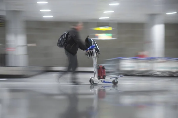 Mann Mit Trolley Holt Gepäck Gepäckausgabe Flughafen — Stockfoto