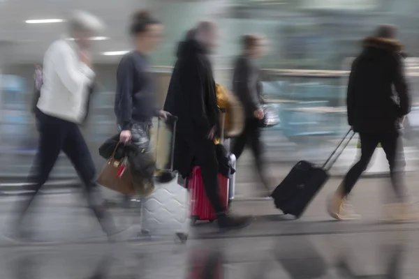 Osoby Walizkami Niewyraźnym Ruchu Lotnisku Lub Dworcu Kolejowym — Zdjęcie stockowe