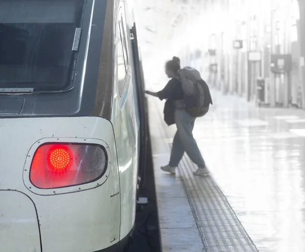 Frau Freizeitkleidung Und Mit Großem Rucksack Steigt Bahnhof Zug Ein — Stockfoto