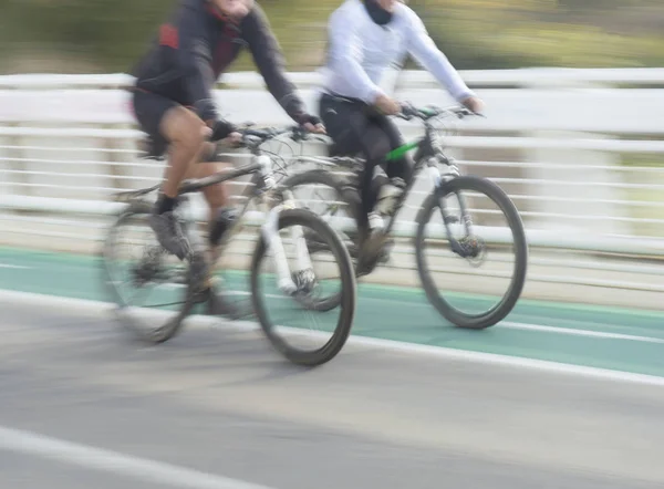 Zwei Männer Auf Modernen Fahrrädern Verschwommener Bewegung — Stockfoto