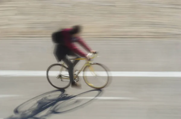 Ciclista Bicicleta Moderna Movimento Turvo Lançando Sombra Estrada — Fotografia de Stock