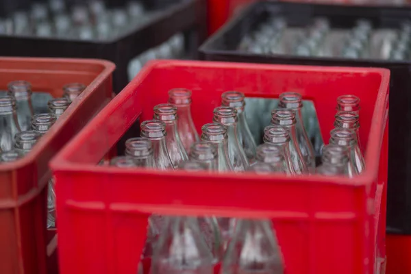 Красные Черные Пластиковые Ящики Пустыми Бутылками — стоковое фото