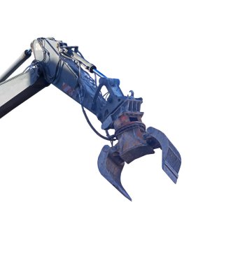 İnşaat alanındaki kazıcının hidrolik kolu, beyaz üzerine izole edilmiş.