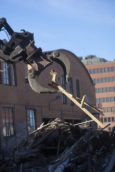 建設現場での木製の破片を持ち上げる機械 — ストック写真