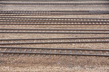 Demiryolunda birçok paralel ray var.