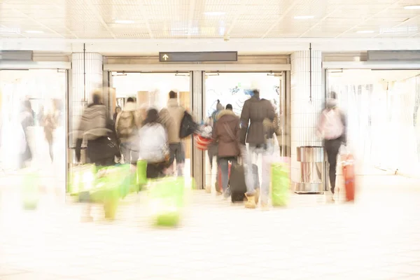 Travellers Blurred Motion Crowding Get Door Railway Station Airport — Stock Photo, Image