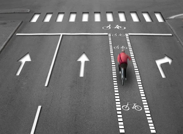 Radfahrer Roten Hemd Auf Der Straße Mit Spuren Pfeilen Und — Stockfoto