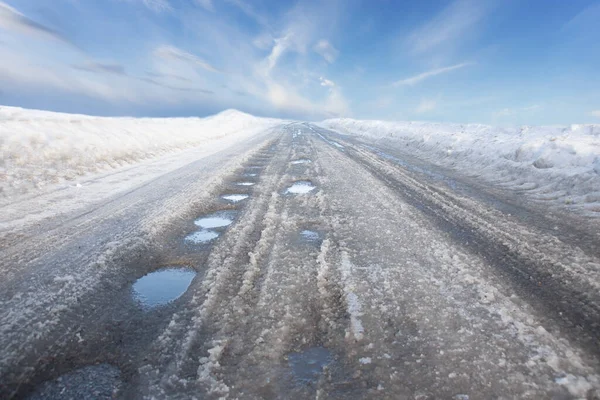 Venkovská Silnice Začátku Severského Jara Výmoly Tavícím Sněhem Modrá Obloha — Stock fotografie