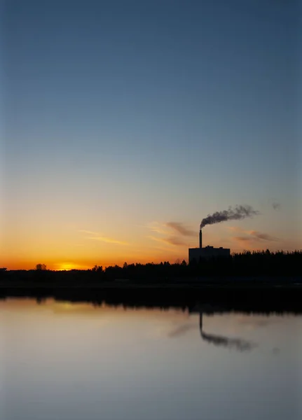 日没の工場や発電所は 空気を汚染する 水の反射 — ストック写真