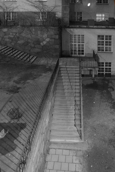 Deprimierend Leerer Hinterhof Schwarz Weiß Mit Schatten Elektrischen Licht Abend — Stockfoto