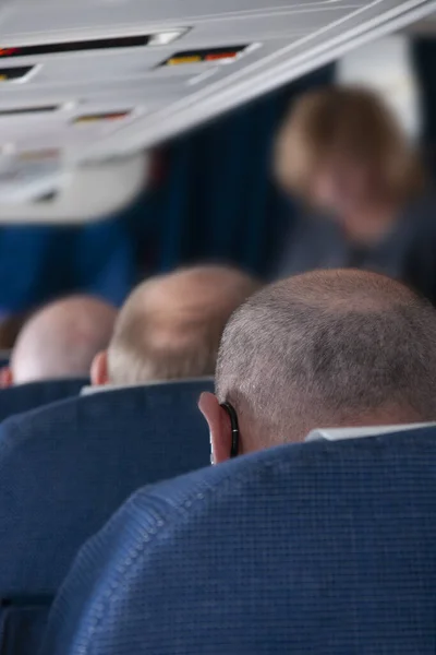 Rückansicht Von Drei Glatzköpfigen Männern Passagierflugzeugen — Stockfoto