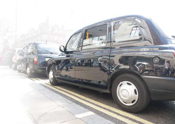 Güneşli Sokaktaki Insanlar Geleneksel Siyah Londra Taksisinin Yanındaydı — Stok fotoğraf