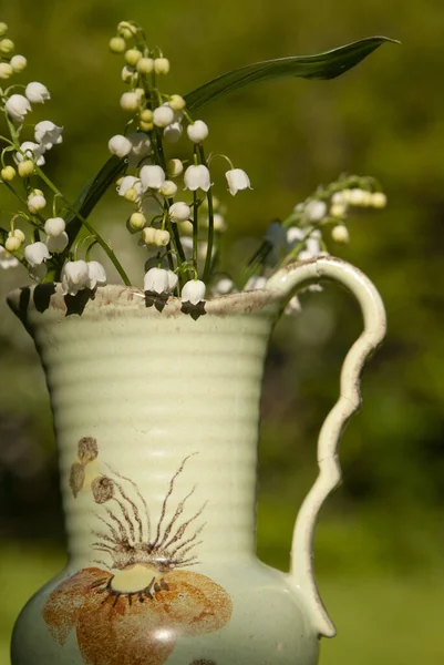 Vaso Vintage Com Flores Lírio Vale Fundo Verde — Fotografia de Stock