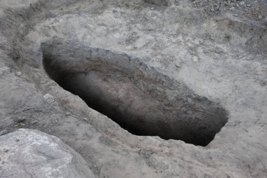 kazı alanında antik bir derin mezar