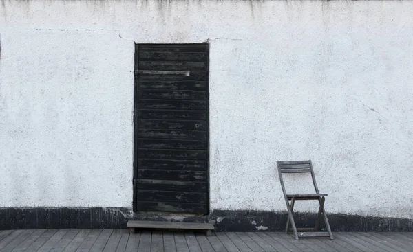 Karges Bild Mit Weißer Wand Schwarzer Vintage Holztür Mit Abblätternder — Stockfoto