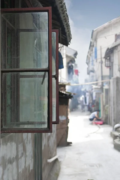 生活在狭窄的传统的亚洲街道上 敞开着前景的窗户 — 图库照片