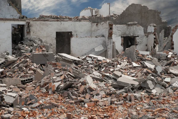 Sitio Demolición Con Casa Ruinas Montón Ladrillos Otros Escombros —  Fotos de Stock