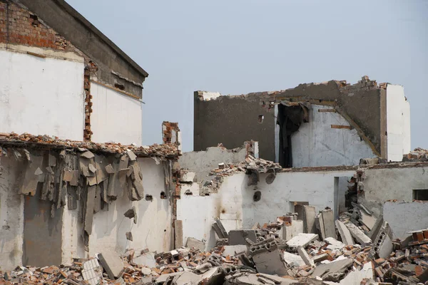 Miejsce Wyburzenia Zrujnowanym Domem Stertą Cegieł Innych Gruzów — Zdjęcie stockowe