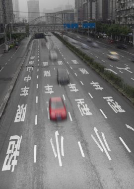 Büyük caddelerde Çin 'de bulanık hareketli arabalar, farklı trafik şeritleri, örneğin. ağır araçlar.