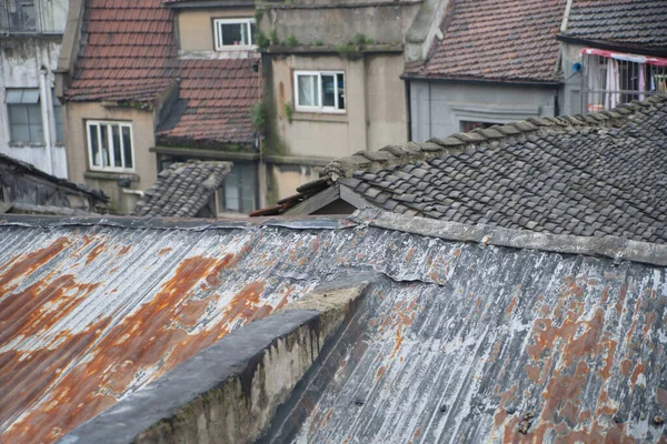 中国城市老旧粗糙地区传统黏土瓦片和锈蚀波纹铁制房屋 — 图库照片