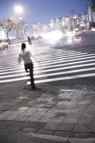 在亚洲城市 妇女试图在夜间穿过街道 — 图库照片