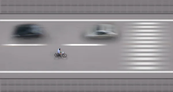 Foto Alto Ángulo Del Ciclista Calle Con Líneas Divisorias Borrosas — Foto de Stock