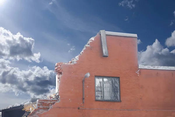 Abgerissenes Gebäude Strahlend Blauen Himmel — Stockfoto