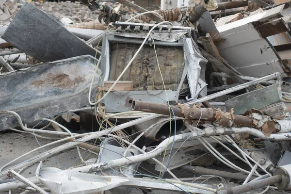 Montón Basura Con Muebles Tuberías Metal Cables Otros Desechos —  Fotos de Stock